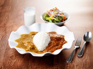 〜オリジナルレシピを使用したメルキュール横須賀でしか味わえないカレーと、どこか懐かしい味わいのやや甘口のカレー両方の味わいを楽しめるカレーです。〜