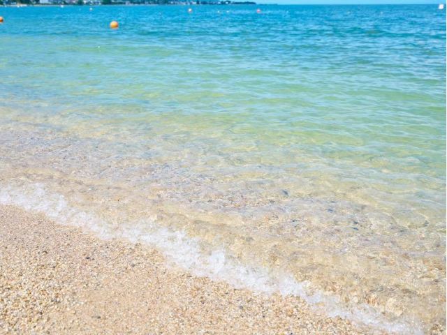 水の透明度が高く綺麗な砂浜での水遊びを、食事時間とは別にお楽しみいただけます。