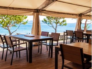 日差しや雨を防ぐ屋根有り席(バーベキューサイト)ですので、天候に左右されずご利用いただけます。最大160名の団体様まで対応可能です。