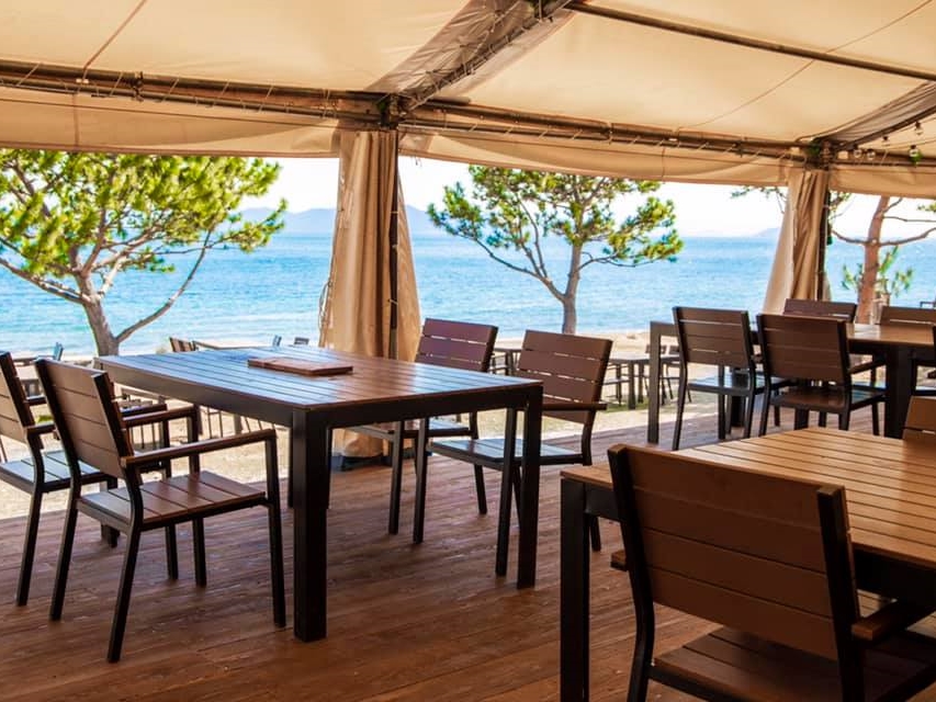 日差しや雨を防ぐ屋根有り席(バーベキューサイト)ですので、天候に左右されずご利用いただけます。最大160名の団体様まで対応可能です。