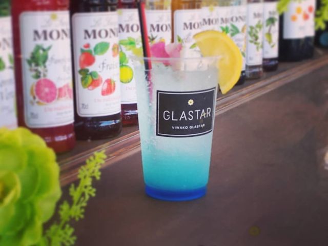 お飲み物はバーカウンターでお買い求めいただけます。また、自由にお持ち込みも可能です。