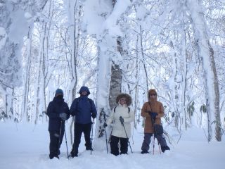 スノーシューを履けば誰でも気軽に雪の上を体験できます。