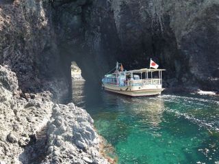 日本海の荒波により造られた 大自然の造形美
