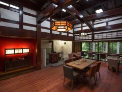 築100年以上の移築された古民家を再生したカフェ:ラ プティトゥポルトの店内。森の緑と川のせせらぎの音に癒されます。