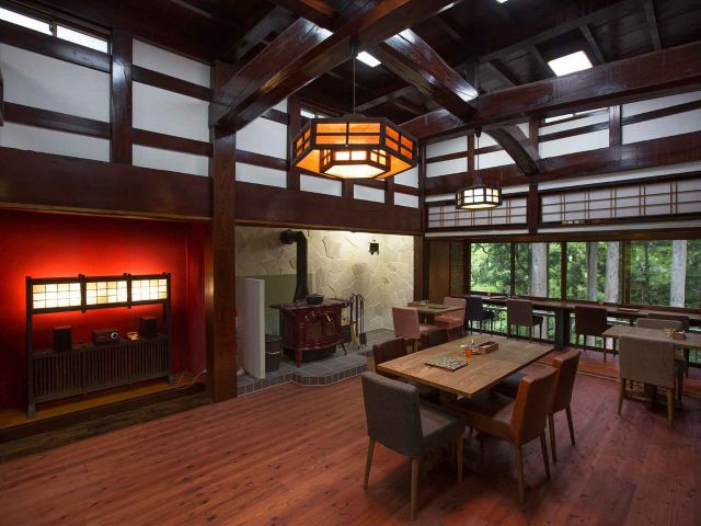 築100年以上の移築された古民家を再生したカフェ:ラ プティトゥポルトの店内。森の緑と川のせせらぎの音に癒されます。