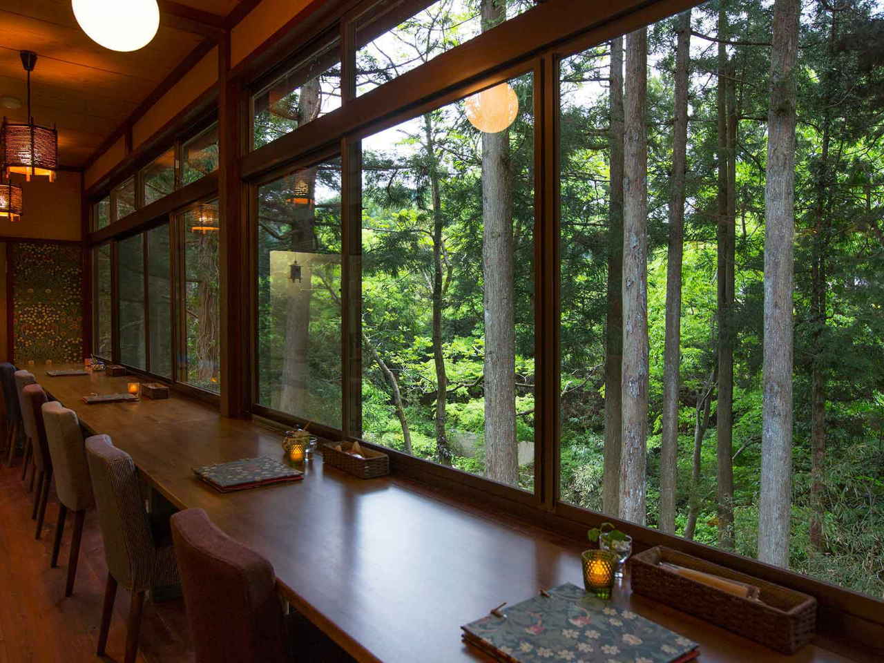 大杉谷川の清流を眺められるカウンター席。他に中庭を望めるソファ席、テーブル席、お座布団席などございます。