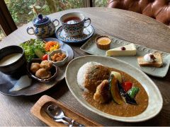 ベジタブルランチの一例:日替わり前菜プレート・季節のスープ・カレー or パスタ・ドリンク(※3種のデザートはオプション)