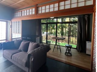 和館のリビング。清流を望めるミニドッグラン付きです。