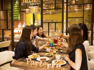 1〜2月【ディナー】苺の食べ比べ&苺デザートブッフェ&ワールドブッフェ+選べるメイン料理一品♪+アルコールカクテルを含むソフトドリンク付!