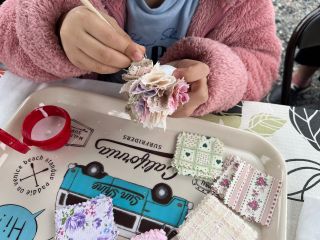 【制作の様子】可愛い布にボンドを付けてリース台に差し込むだけ。