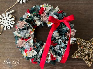 クリスマス柄の可愛い生地とキラキラのリボンで作るリース