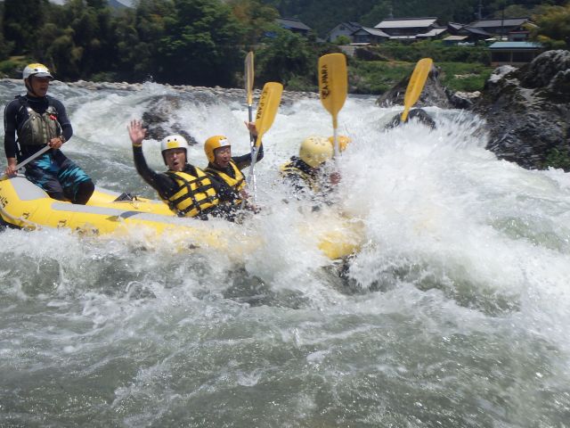 シーパラダイス:「岐阜・郡上」【充実した設備で安心!!】女性やファミリーも気軽に楽しめる♪◆ラフティング半日コース◆