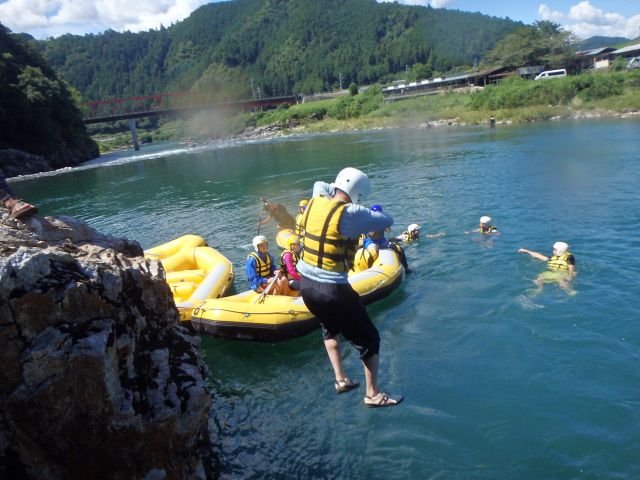 シーパラダイス:「岐阜・郡上」【充実した設備で安心!!】女性やファミリーも気軽に楽しめる♪◆ラフティング半日コース◆