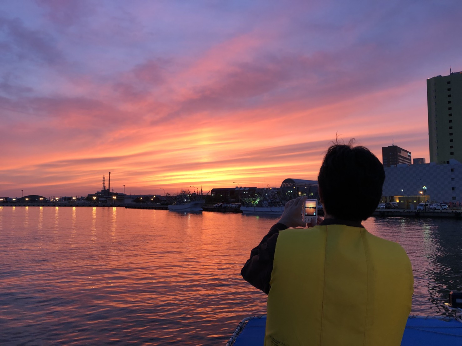 夕日が沈むころの夕焼けも幻想的船に揺られながら夕日の余韻も楽しめます。