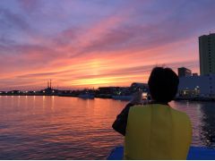 夕日が沈むころの夕焼けも幻想的船に揺られながら夕日の余韻も楽しめます。