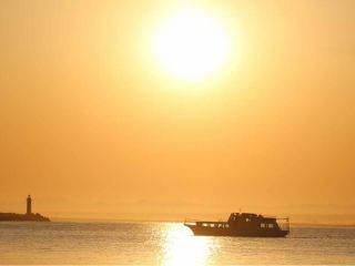 世界三大夕日【釧路の夕日】に包まれた世界を船の上から360度見渡せます。