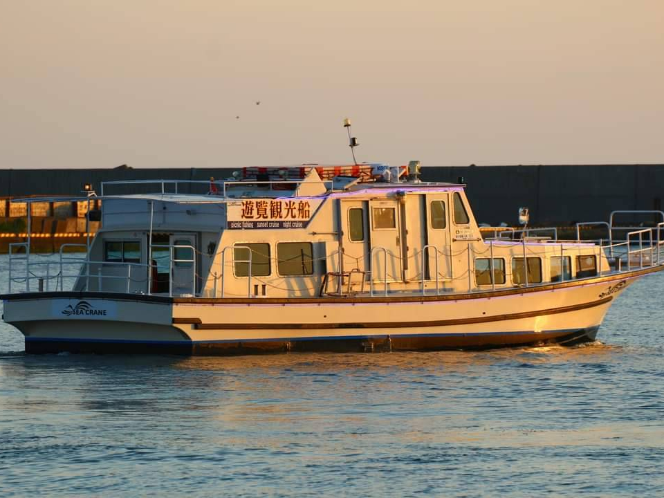 �����炪SEA CRANE�u���[�̃��C�g�ƗV���ό��D�̕����������Ă��܂��B�ő�41���܂Łi�q�Ȃ�36�ȁj��D�\�ł��B