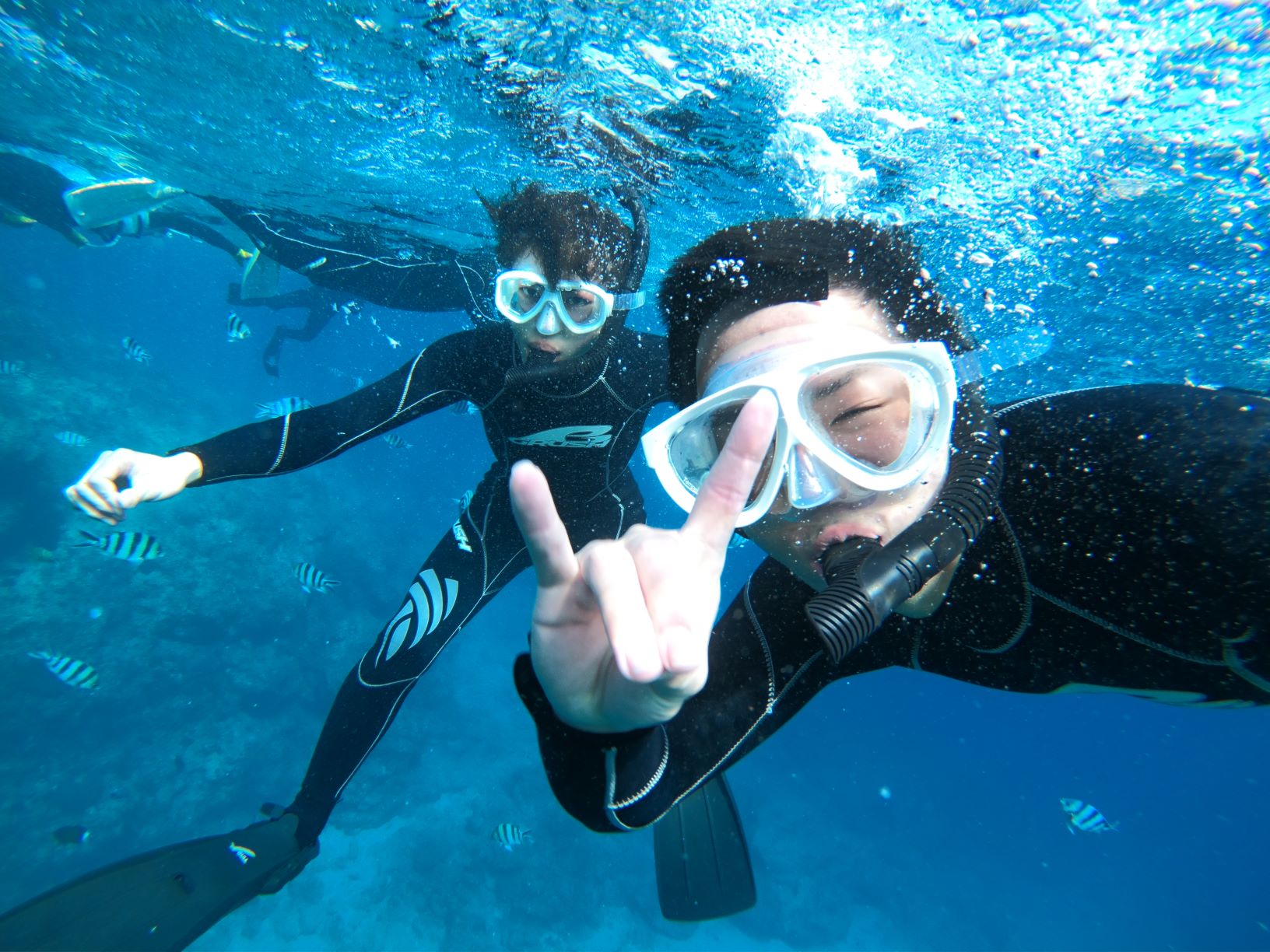 青の洞窟体験シュノーケル ファミリーおすすめ1グループ開催のシュノーケルツアーで青の洞窟を思いっきり楽しんじゃおう ショップ集合ショップ解散でシャワー ドライヤー タオル アメニティ使いたい放題 シマハロ マリンサービス じゃらん遊び体験