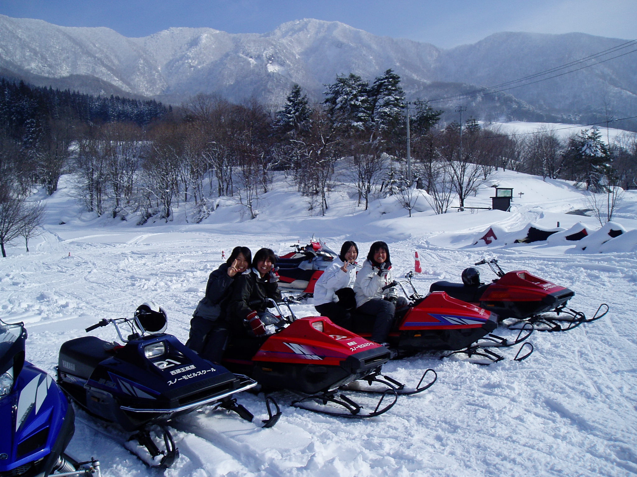 【スノーモビル一般初心者講習/午前コース】(1~5名での予約) スノーモビルで白...