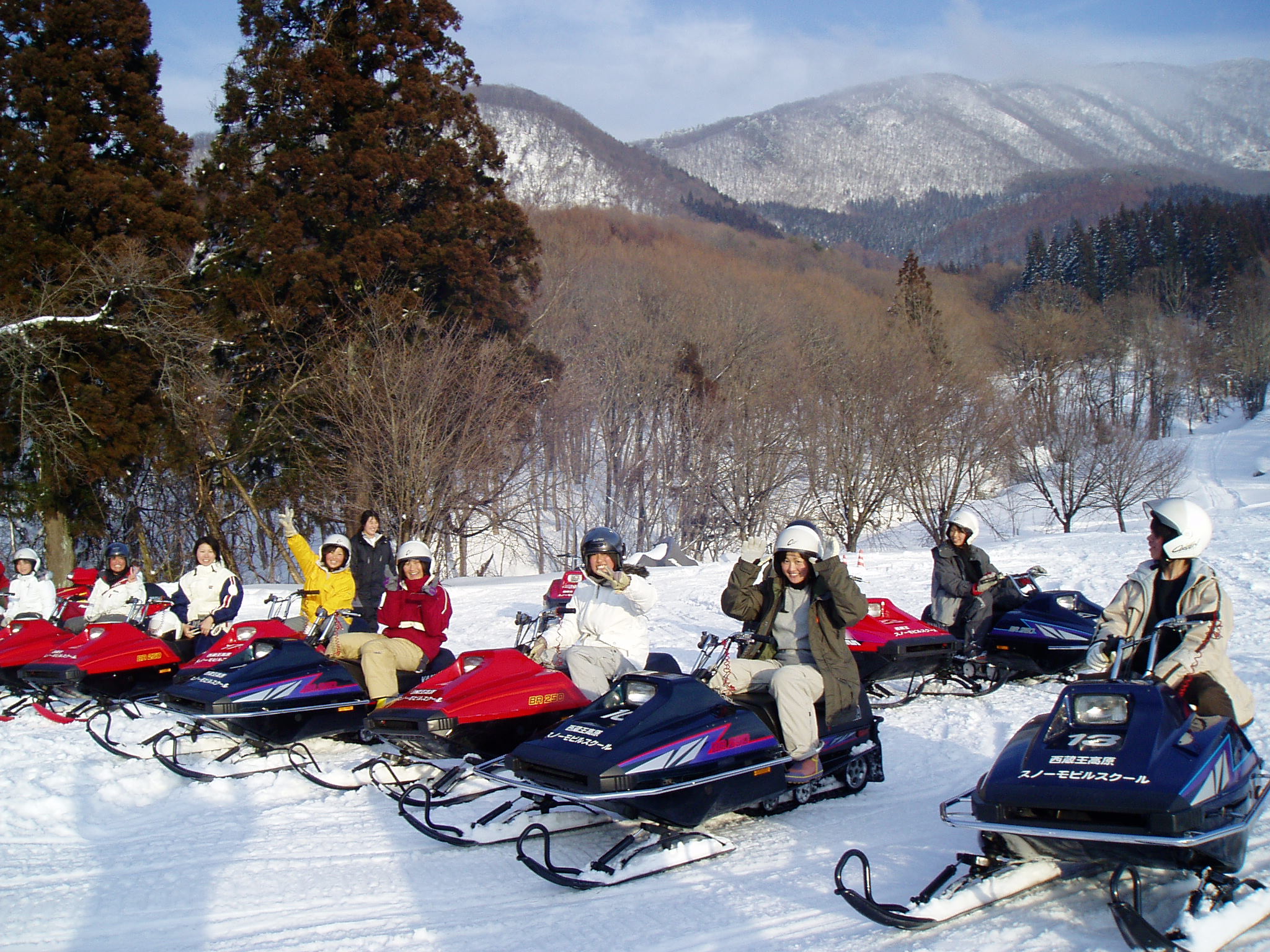 【スノーモビル一般初心者講習/午後コース】(1~5名での予約) スノーモビルで白...