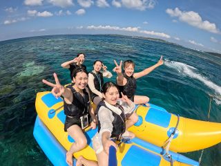 バナナボートでシュノーケル旅へ出発!