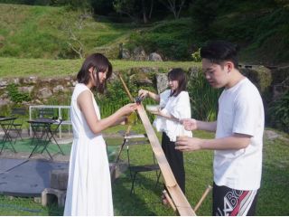 竹を流れるそうめんをすくい上げる、夏だけの特別な瞬間