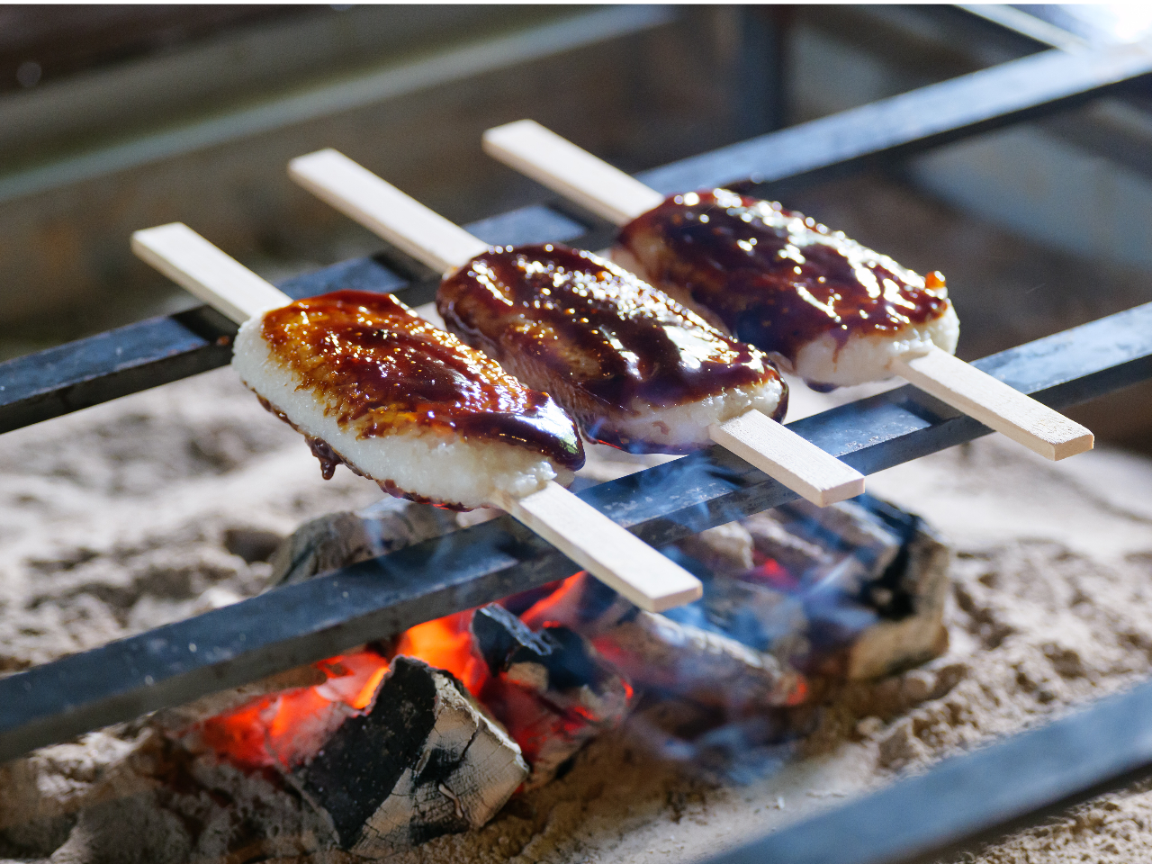 囲炉裏で香ばしく、五平餅手作り体験