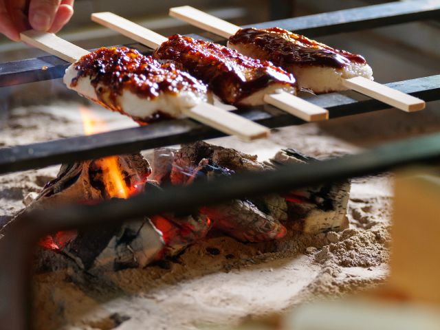 オリジナル味噌だれを塗り焼き上げます。香ばしい香りと味わいが食欲をそそります。