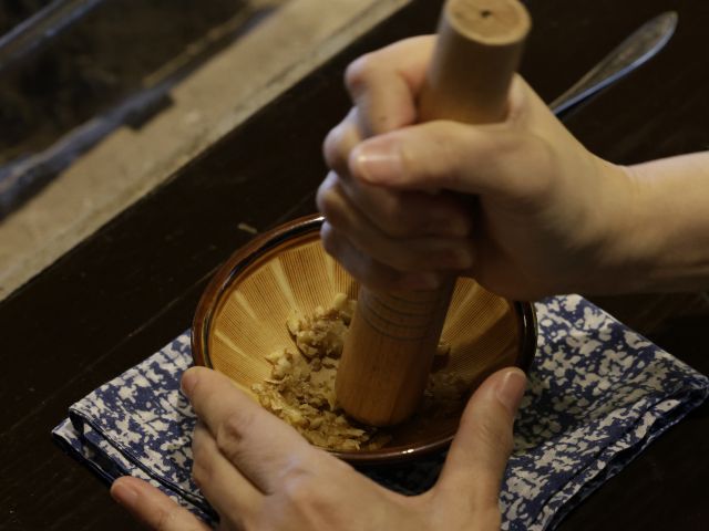 3種のトッピングをつぶして味噌と混ぜ自分だけの味噌だれを作ります
