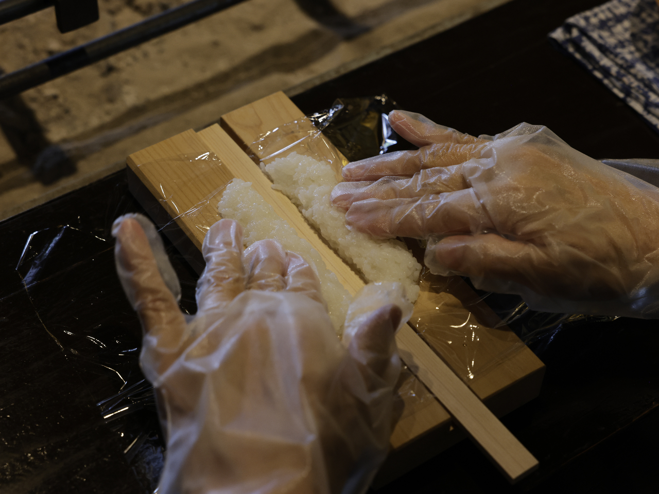 型に入れて五平餅の形にととのえます