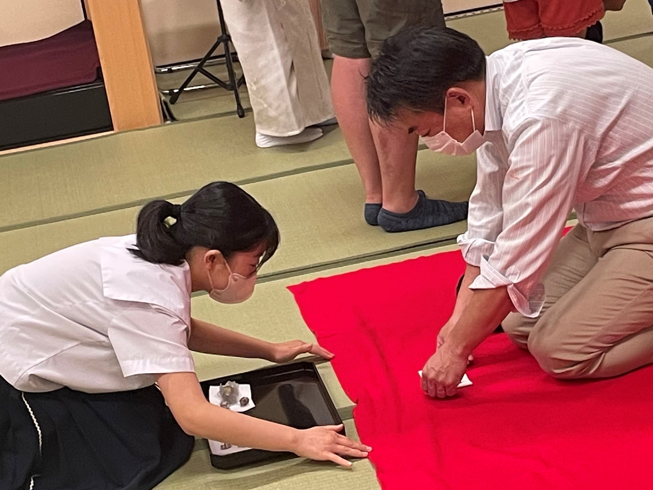 É{یaEVԂɂčsAs̗lq