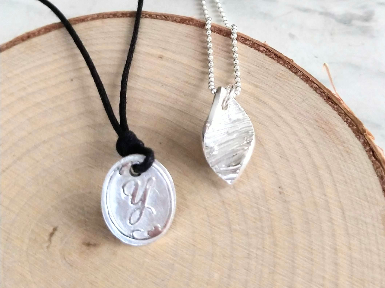 チェーンじゃなくて紐でも素敵♪