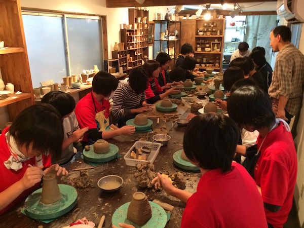 正史陶房店内では10名様までご収容が可能です。11名様以上の場合は陶房より徒歩1分の別会場での開催となります。