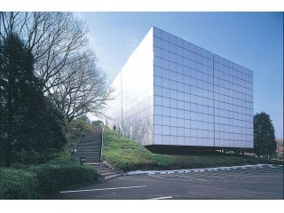 日本初の現代美術専門の美術館です。