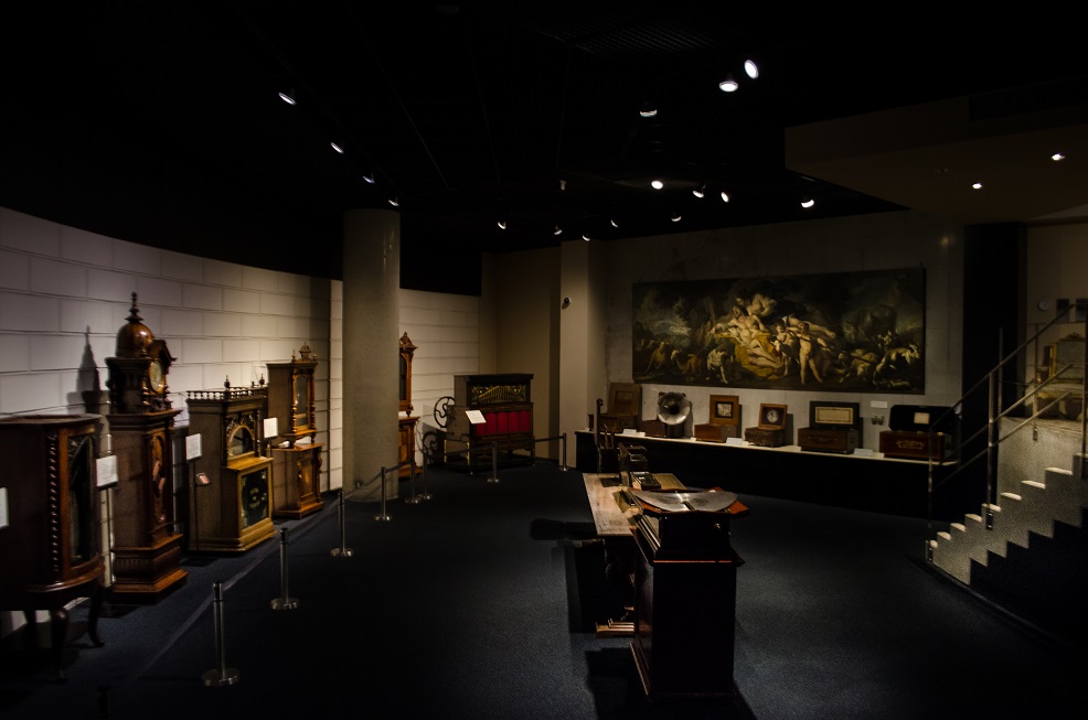 �y�A���e�B�[�N�I���S�[���̓W���z�I���S�[���̗��j�ƕ����ɐG����܂��B