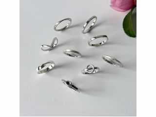 シンプルリングのサンプルです。お好きなデザインをお選び頂き、作ります。