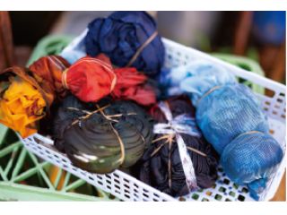 輪ゴムや紐で縛って色を付けていきます