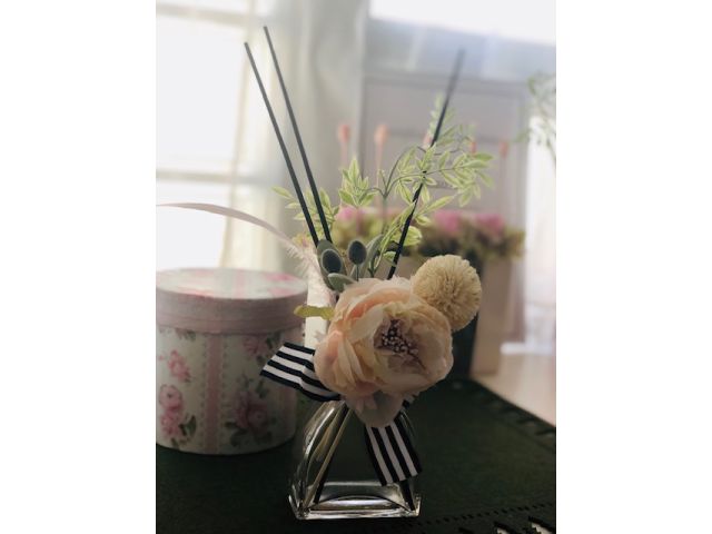 ガラスのビンや好きな香りを選んでオリジナルのディフューザーが作れます