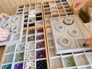 石を選んでゴムを通すだけ♪難しい箇所はスタッフにお任せ