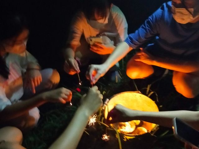 夜なら花火も楽しめます(バケツ・蝋燭等料金1,000円)