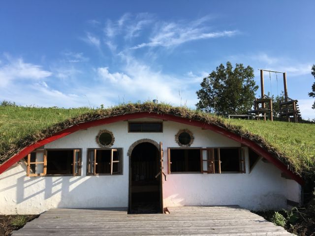 自然と一体化する横穴式おうち。