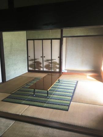 冷暖房完備の休憩所。遊具、書籍も用意しています。 母屋の古民家と芝生のガーデン