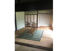冷暖房完備の休憩所。遊具、書籍も用意しています。 母屋の古民家と芝生のガーデン