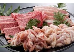 BBQセットのお肉です。牛、豚、鶏、ホルモン各100g 計400gのボリューム!プラス うきはの野菜がセットがついております。うきはの天然水も飲み放題です。