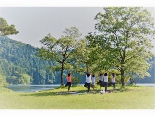 ハート形の湖。静かで穏やかな美しい景観の中、湖を目の前に気持ちよく身体を動かしヨガをしますよ。