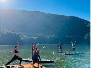 ハート形の湖♪ 静かで穏やかな美しい景観の中、安全第一に水上のSUPでヨガを体験を頂けます♪ 初めての方でも、専門の講師が分かりやすくコツをさせて頂きます。