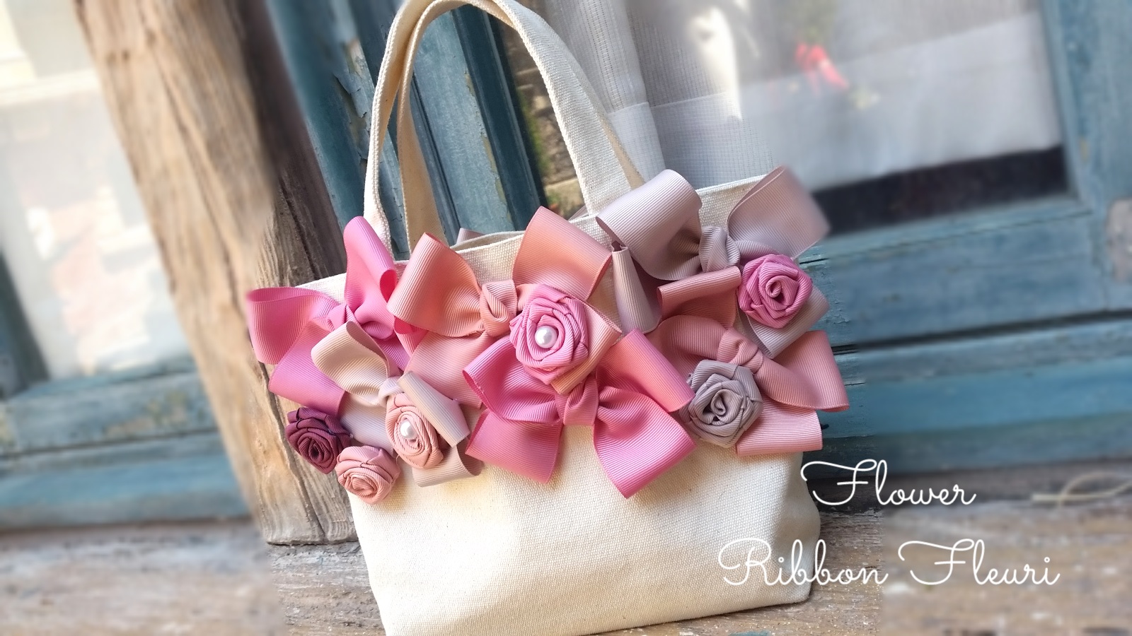 リボンとバラの組み合わせが可愛いバッグです