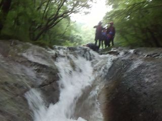 滝のウォータースライダーは良い思い出になります。挑戦してみよう!