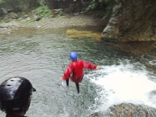 滝のジャンプは良い思い出になります。挑戦してみよう!