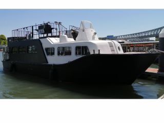 MAX70人乗りのパーティー船です。 快適人数20~45人 船内豪華で着席数30席を確保!